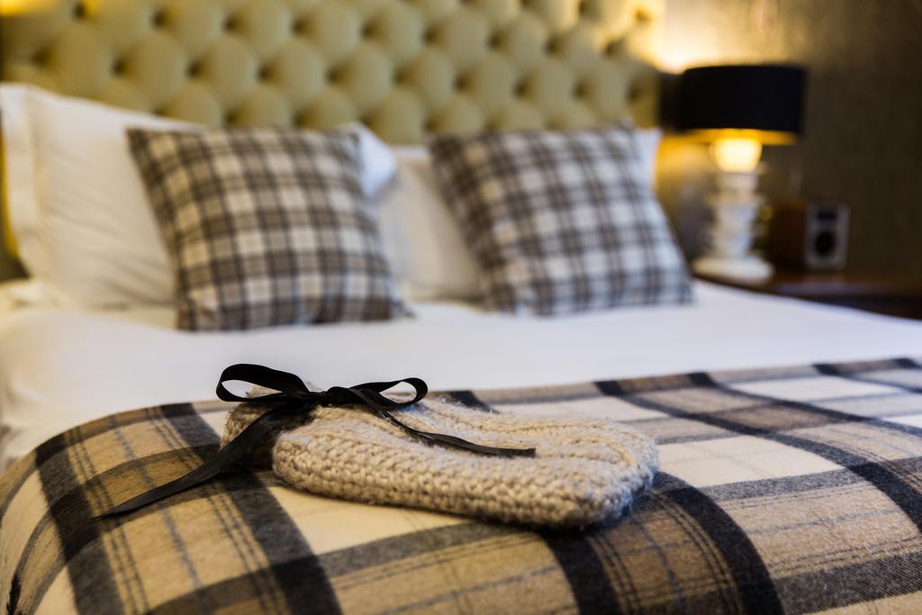 Hotel The Millstone, Mellor Blackburn  Zimmer foto A bed with a throw