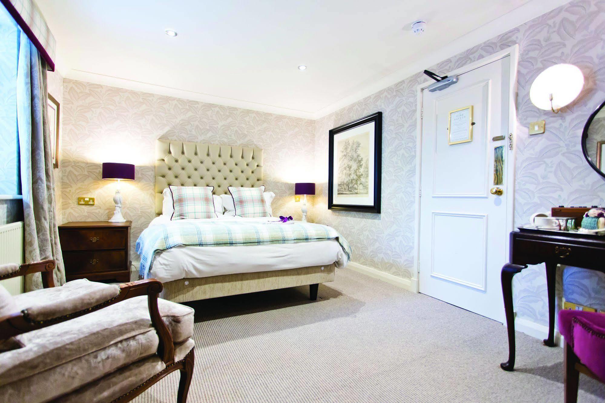 Hotel The Millstone, Mellor Blackburn  Exterior foto A bedroom at The Old parsonage